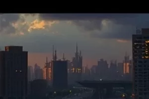 晚间主推剧集画面，男女主角在渡口钟楼下对望，远处灯塔在天色将暗时亮起